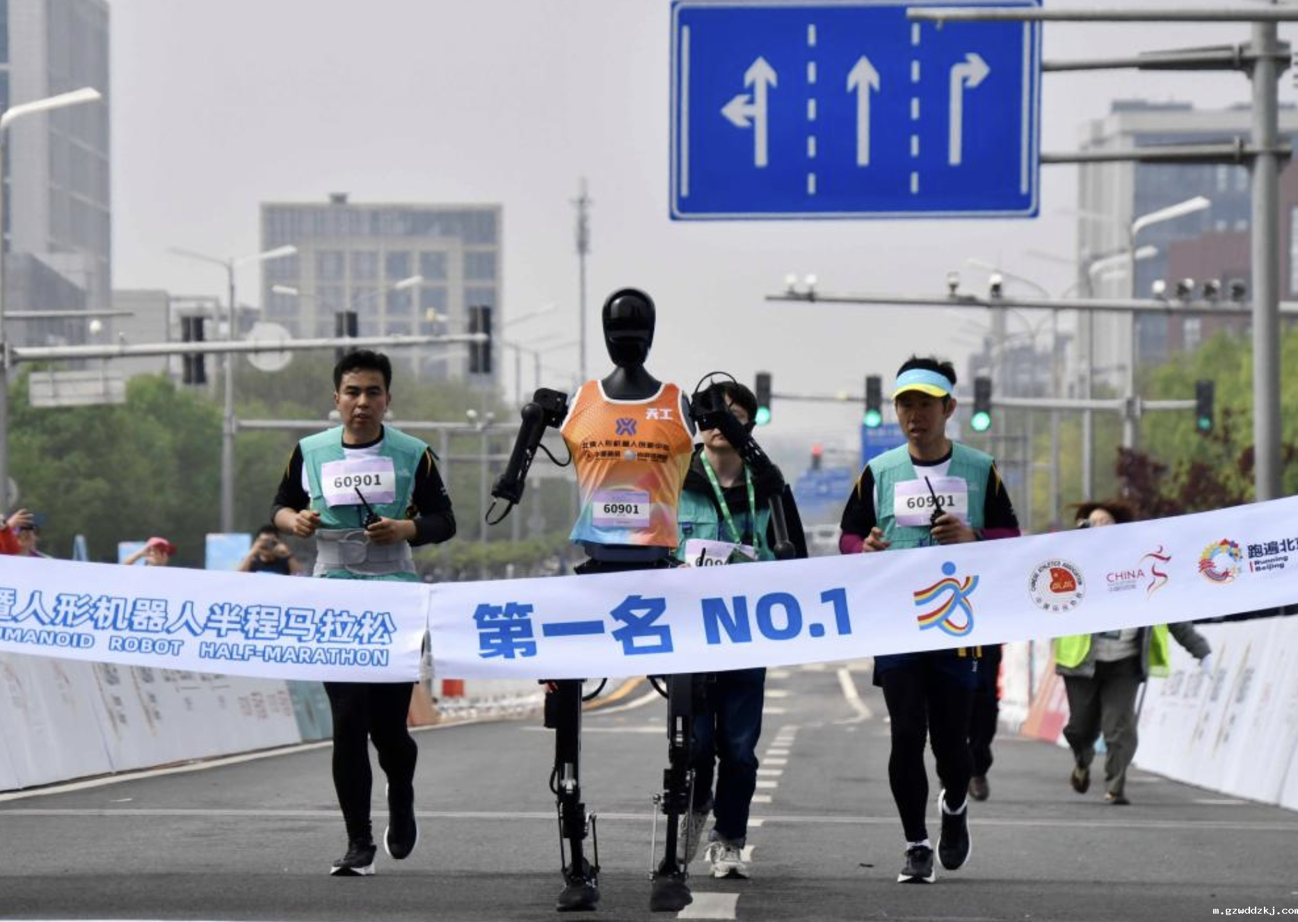 新华全媒头条｜提“智”向新，奔向未来——当前机器人产业观